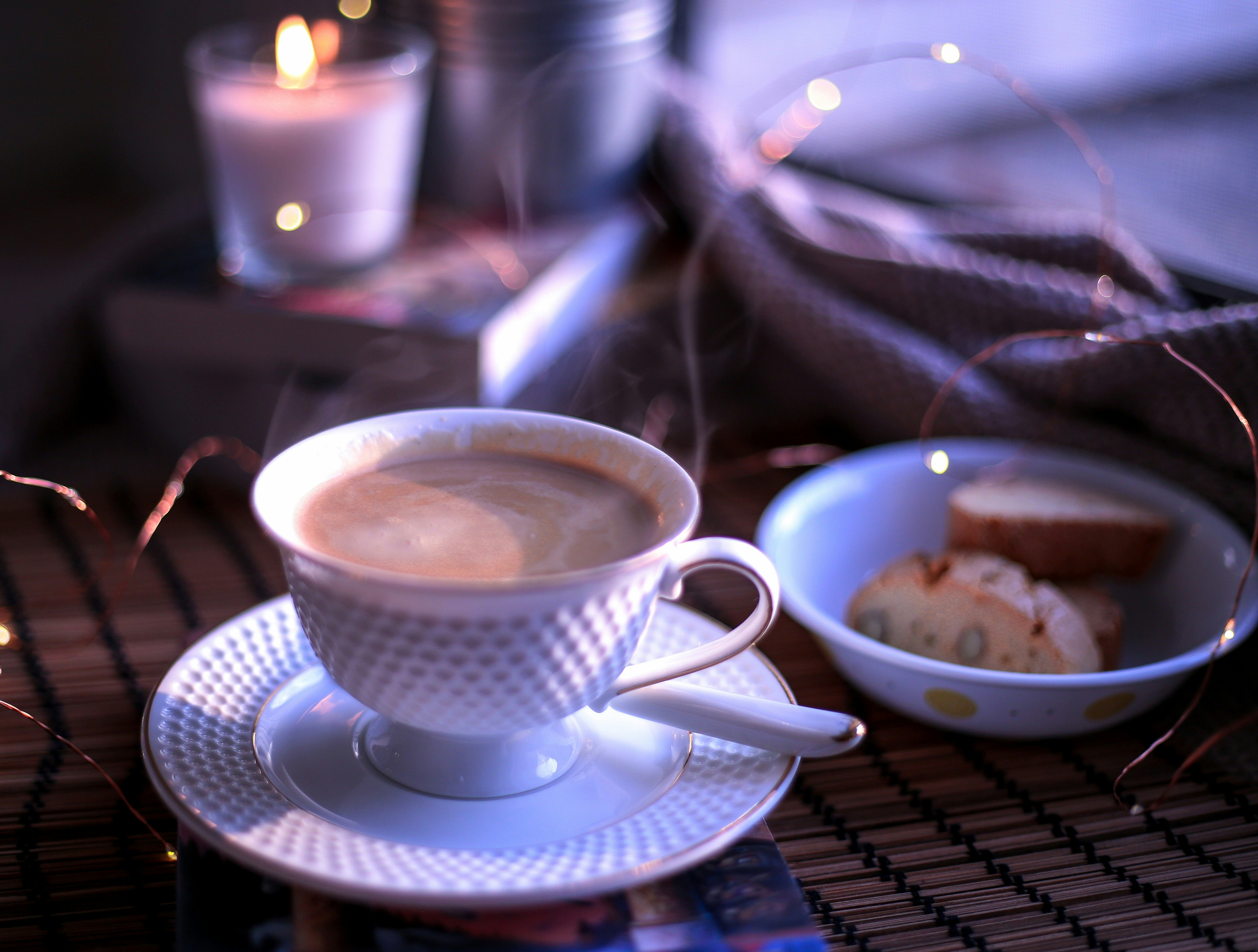 キャンドルに照らされた温かみのあるカフェの雰囲気